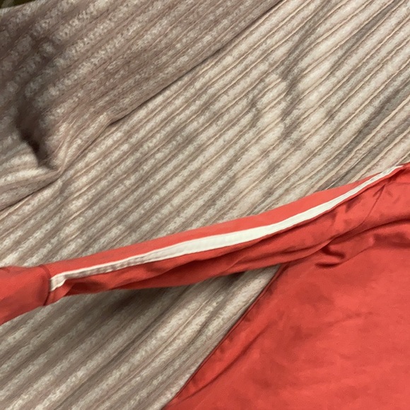 Adorable Under Armour hooded long sleeve S - Picture 3 of 4